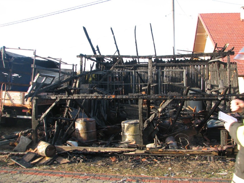 Groźny pożar w Smęgorzowie. Płomienie zagrażały budynkowi mieszkalnemu 