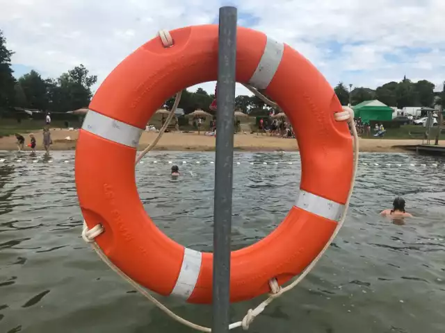 Upalna pogoda sprawiła, że w weekend ruszyliśmy nad jeziora - zajrzeliśmy na plażę gminną nad Jeziorem Chrzypskim w Chrzypsku Wielkim (2.08.2020).