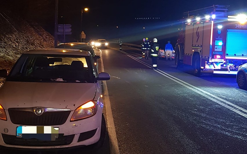 Zderzenie dwóch osobówek w dolinie Popradu. Kobieta w ciąży zabrana do szpitala