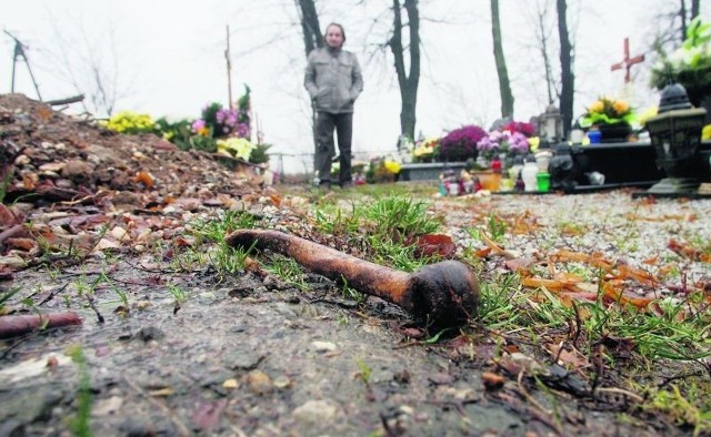 Ludzkie kości leżały co najmniej kilka dni na cmentarzu wśród zwałów wykopanej ziemi