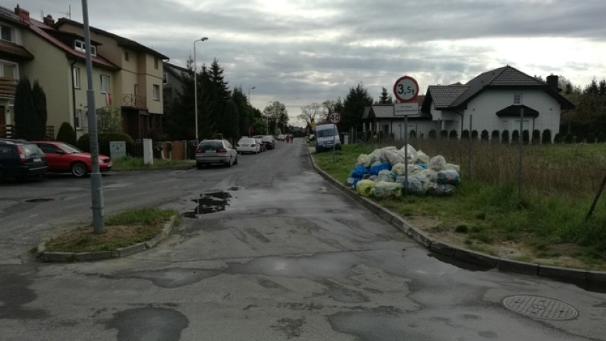 Ulica Leśmiana, plac Majdanek. MPGK zostawiło wory ze śmieciami. MAMY WYJAŚNIENIA