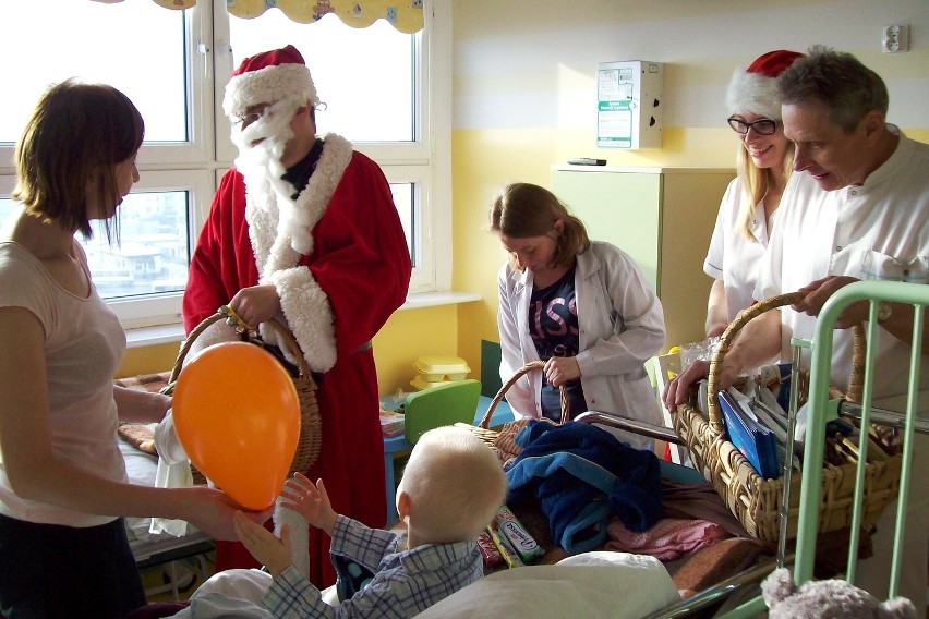 Kalisz: Mikołaj odwiedził małych pacjentów szpitala