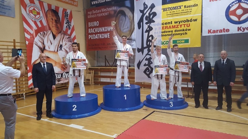Młodzi karatecy z Krosna wywalczyli w Koszalinie drużynowe wicemistrzostwo Polski