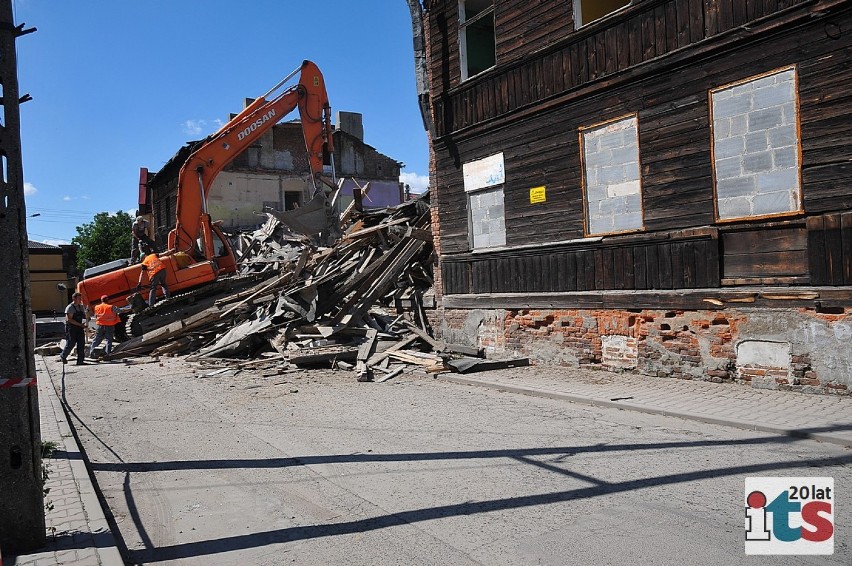 Rozbiórka ruiny przy ulicy Długiej w Skierniewicach