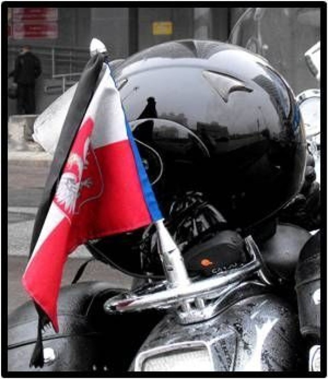 Flaga przewiązana kirem na motocyklu członka Klubu Motocyklowego Knight Riders. fot. Mariusz Reczulski