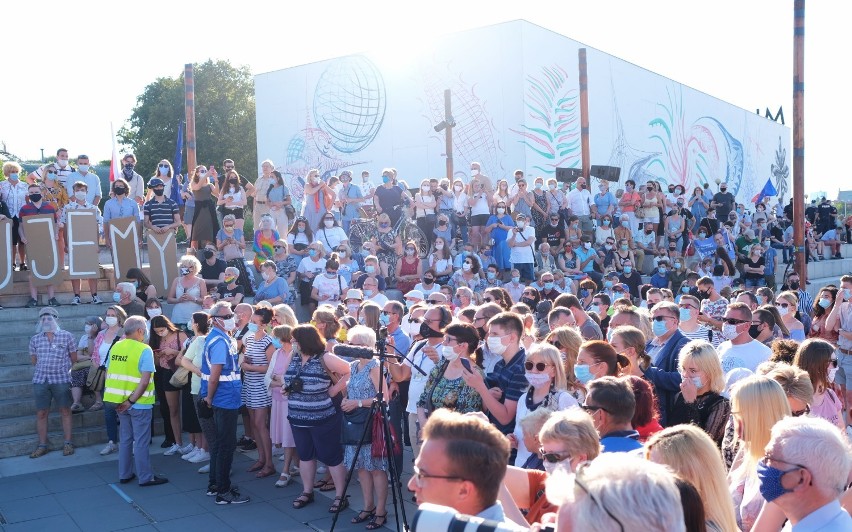 Tysiące warszawiaków nad Wisłą. Dziękowali Trzaskowskim za "niestrudzoną walkę o wartości demokratyczne"