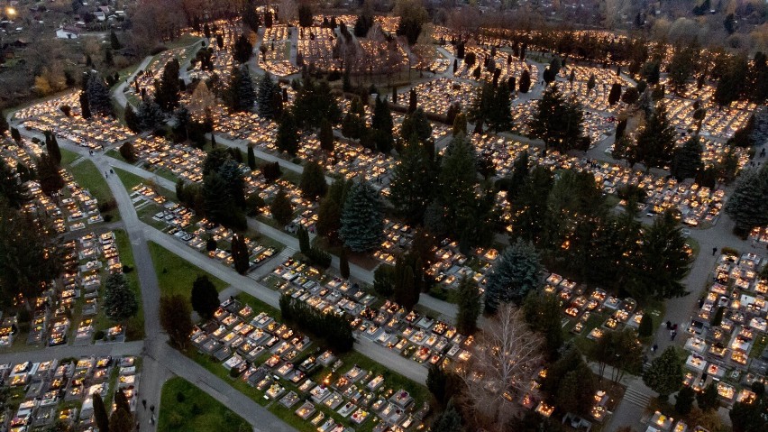 We Wszystkich Świętych cmentarze nocą wyglądają pięknie. Zobacz rozświetloną blaskiem tysięcy zniczy Wikowyję [ZDJĘCIA, WIDEO]
