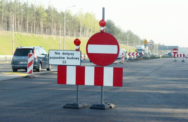 Co się dzieje na budowie drogi ekspresowej S3, na odcinku Nowa Sól – Zielona Góra – Sulechów? Kiedy droga będzie gotowa w całości? Sprawdziliśmy.

Cały czas trwają zaawansowane prace przy budowie północnego węzła S3 w Zielonej Górze.  Natomiast na odcinku drogi S3 pomiędzy Zieloną Górą a Sulechowem obecnie trwają prace już tylko przy budowie drugiego mostu na Odrze na wysokości Cigacic. Planowany termin oddania go do użytku to połowa 2019 r.

Natomiast o kilka miesięcy przesunie się termin oddania do użytku pełnego odcinka S3 pomiędzy Zieloną Górą a Nową Solą. - Tam musieliśmy wydłużyć kontrakt ze względu na konieczność zwiększenia prac naprawczych na starej jezdni – informuje Anna Jakubowska, rzeczniczka Generalnej Dyrekcji Dróg Krajowych i Autostrad w Zielonej Górze.

Pierwotnie droga miała być gotowa przed wakacjami. Jak się dowiedzieliśmy, prace powinny zakończyć się późną jesienią 2018 r.

Zobacz też: Most na S3 w Cigacicach - lipiec 2017 r.


