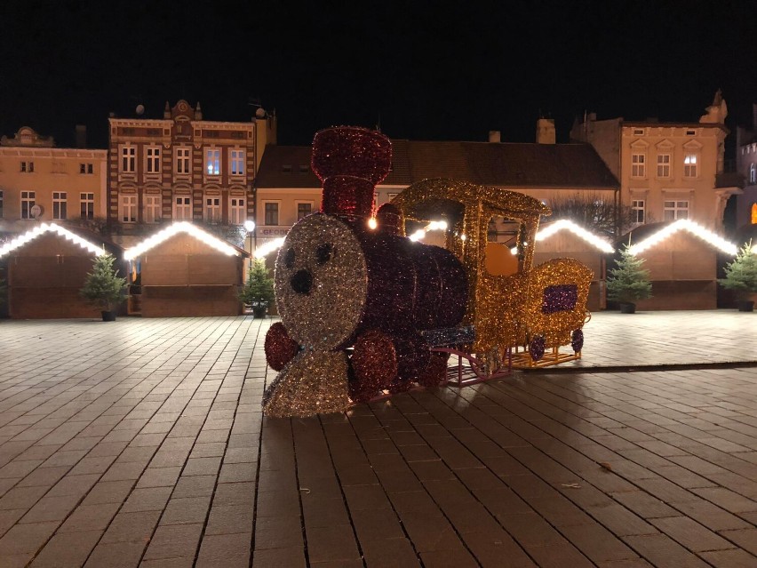 Wrzesiński rynek nocą w świątecznej odsłonie [FOTO]