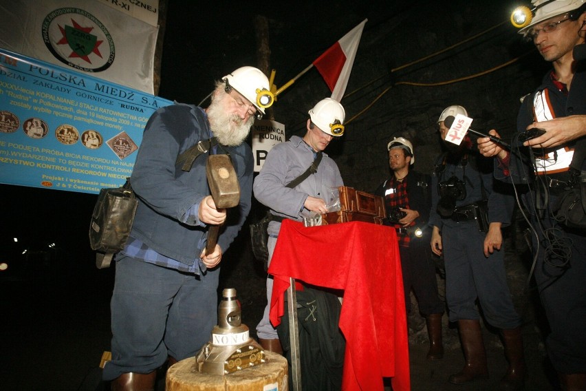 W listopadzie 2009 roku w kopalni KGHM ZG Rudna bito srebrne i miedziane monety.