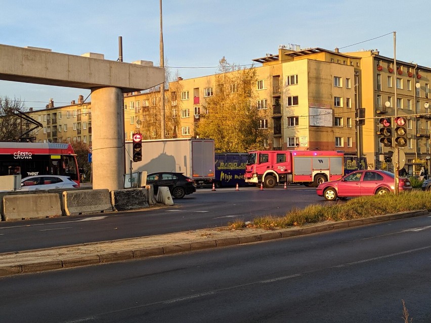 Wypadek w Częstochowie. Na wysokości Estakady doszło do zderzenia samochodu ciężarowego i tramwaju