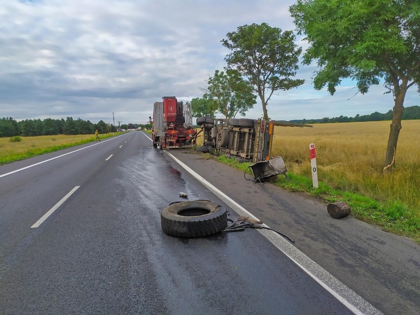 Wypadek na DK 11 przy wjeździe do Piły. Osobówka wjechała w ciężarówkę, a potem zahaczyła kolejne auto