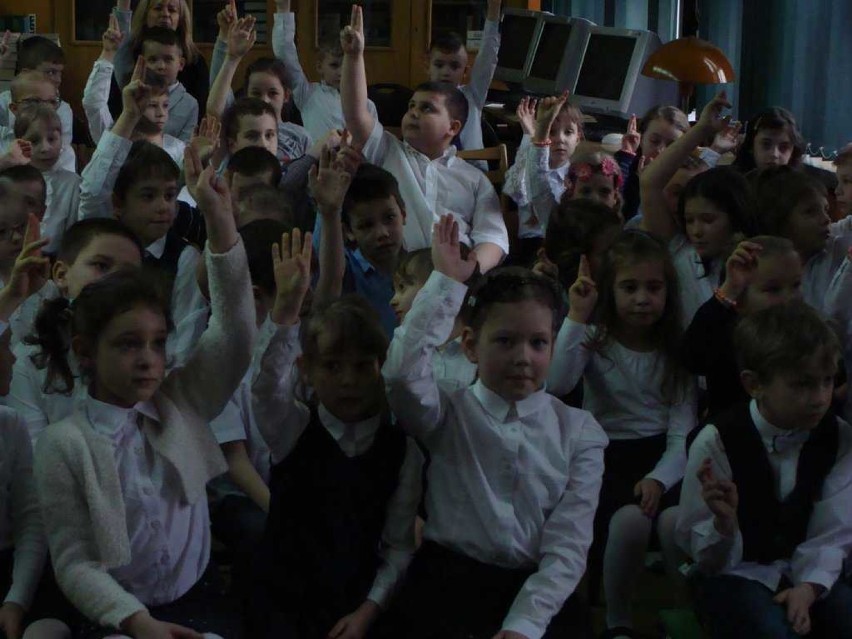 W Publicznej Szkole Podstawowej w Wałbrzychu odbyło się „Pasowanie na czytelnika” uczniów klas I