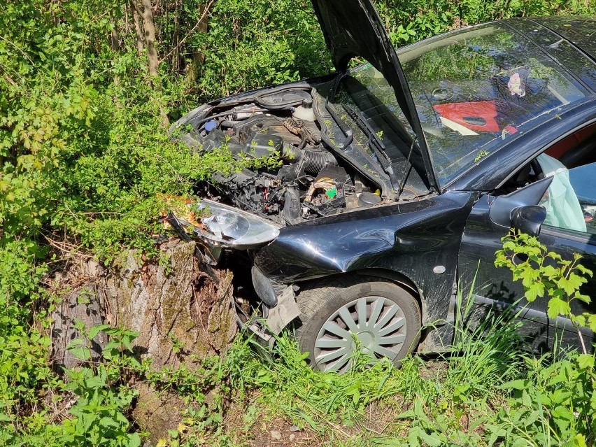 W Huwnikach peugeot zjechał z drogi i uderzył w drzewo. Dwie kobiety w szpitalu [ZDJĘCIA]