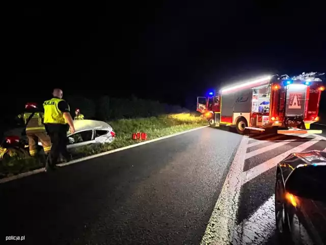 Przed strażakami na miejscu zdarzenia byli policjanci, którzy wracali tego wieczora z promocji oficerskiej w ramach centralnych obchodów święta Policji w Warszawie.