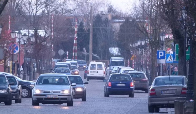 Wielu łowiczan nie wyobraża sobie nawet kilkudniowego zamknięcia przejazdu kolejowego w Arkadii. Tymczasem PKP podczas planowanej budowy wiaduktu kolejowego w Łowiczu całkowicie zlikwiduje przejazd na ul. 3 Maja (na zdjęciu)