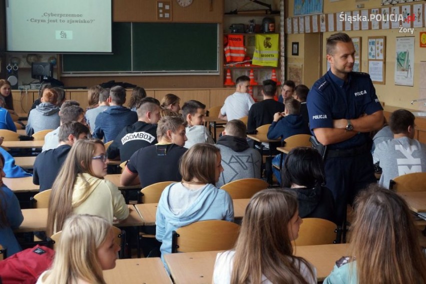 Policjanci ostrzegali uczniów przed zagrożeniami internetu