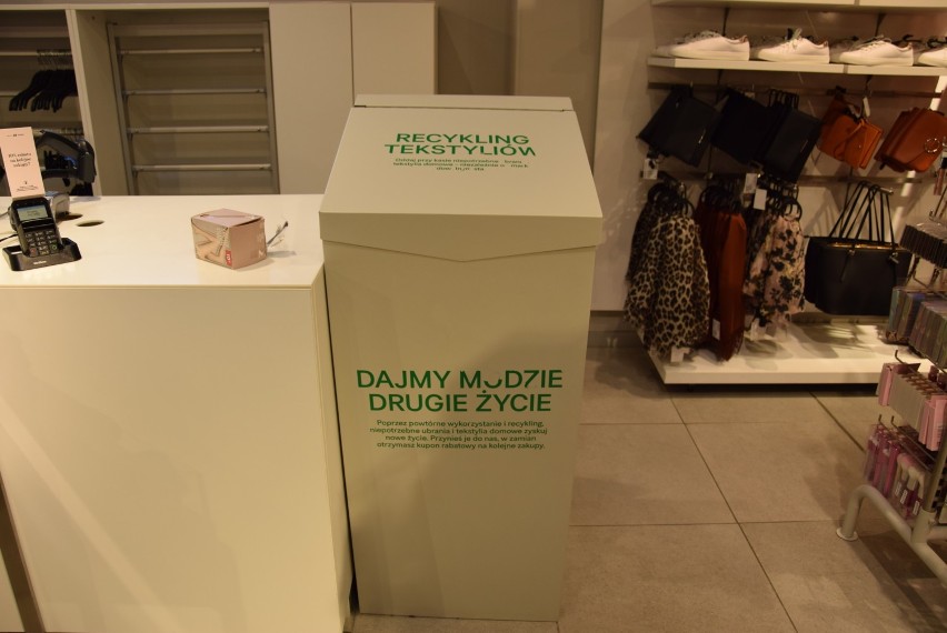 Pojemniki na odzież używaną w sieci sklepów H&M