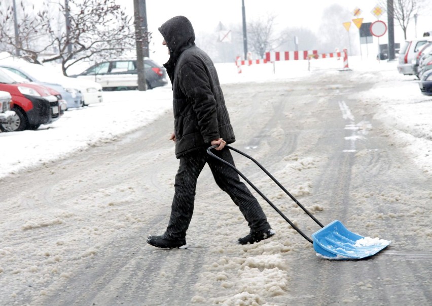 Zima w Lublinie: Piesi grzęzną w śniegowej brei