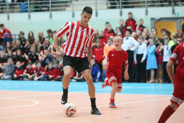 MKS Tarnovia zaprosiła wszystkich sympatyków piłki nożnej do hali PWSZ w Tarnowie na Świąteczne Spotkanie Środowisk Sportowych. Gośćmi honorowymi byli m.in. wychowankowie Tarnovii, reprezentanci  kadry narodowej w piłce nożnej: Bartosz Kapustka oraz Mateusz Klich. W ramach spotkania odbyły się mecze pomiędzy młodymi zawodnikami Tarnovii, a starszymi kolegami oraz mecz kobiet MKS Tarnovia kontra PWSZ Tarnów. Podczas imprezy wręczono Srebrny Krzyż Zasługi pani Bronisławie Stroisz, wieloletniej zawodniczce i zasłużonej trenerce tenisa stołowego, która z klubem z Tarnowa związana jest od ponad 50 lat.