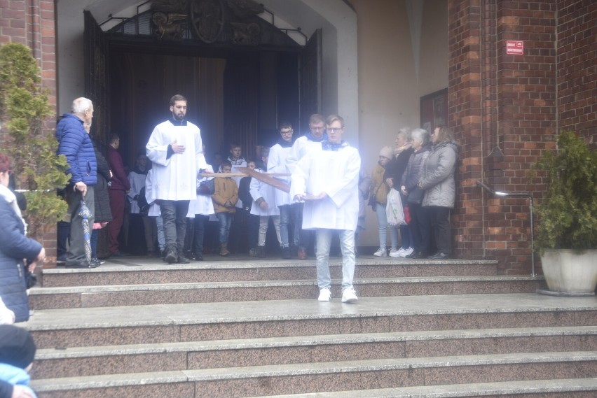 Myszków. Droga Krzyżowa ulicami miasta, w parafii św. Stanisława Biskupa i Męczennika. Zobacz ZDJĘCIA