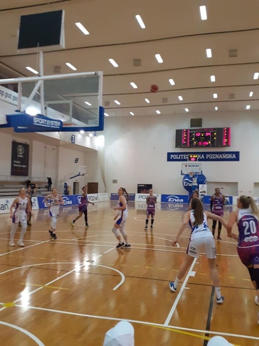 KS Basket 25 Bydgoszcz wygrał w Poznaniu 73:55 w swoim szóstym meczu. To piąta wygrana z rzędu! [zdjęcia]