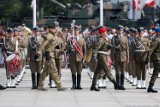 Święto Wojska Polskiego 2021. Uroczystości przed Grobem Nieznanego Żołnierza. Program, utrudnienia, zamknięte ulice. ZDJĘCIA