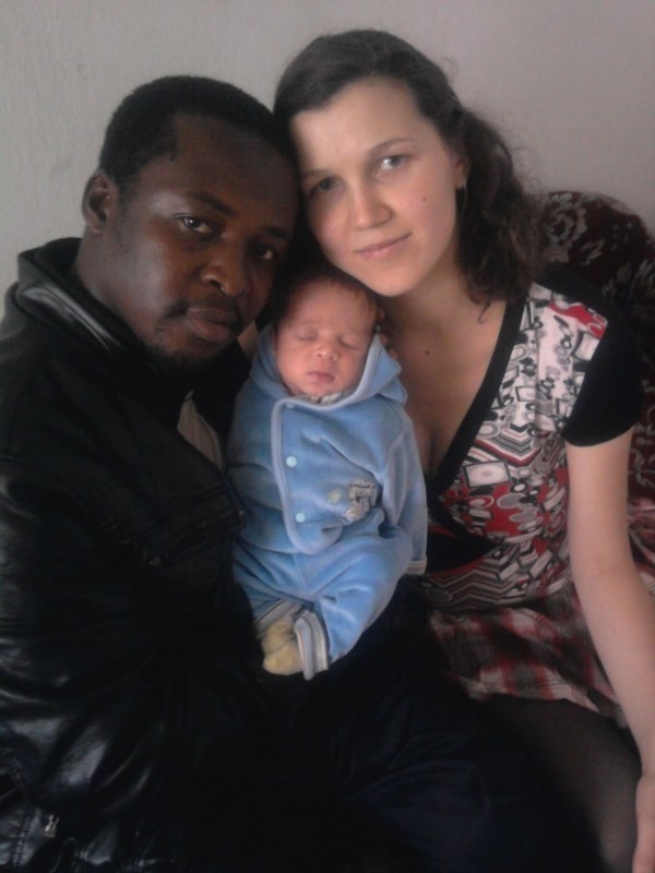Nigeryjczyk  Tochukwu Victor Azuka z żoną i synkiem