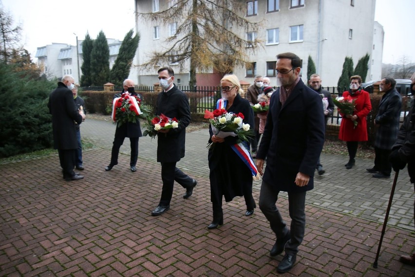 Hołd ofiarom stanu wojennego oddali m.in. (od lewej)...