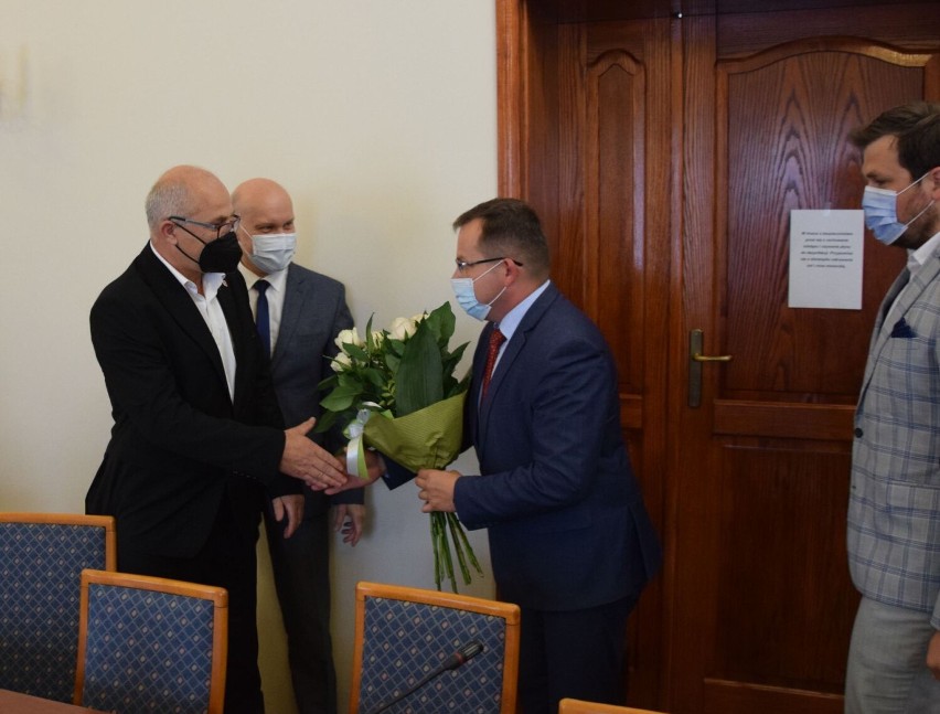 Posiedzenie Rady Powiatu w Wieluniu z udziałem posła Pawła Rychlika. Podziękowaniom nie było końca ZDJĘCIA