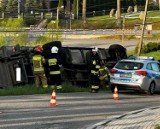 Groźny wypadek w Pogwizdowie. Samochód ciężarowy przewrócił się na bok po zderzeniu z osobowym oplem
