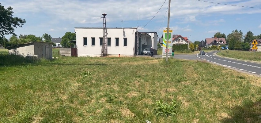 7 arów obecnych nieużytków przy budynku OSP w Dąbrowicach już wkrótce zmieni się w ekologiczny skwer