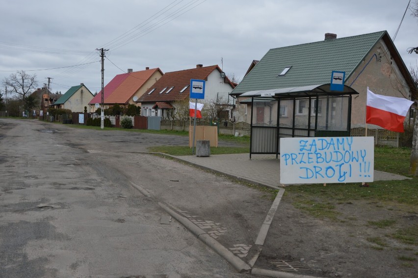 Protest mieszkańców Trzebiatowa – domagają się natychmiastowego remontu drogi