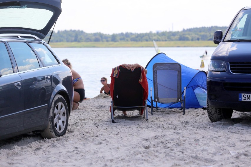 Tłumy na dzikiej plaży na Pogorii 4 od strony Wojkowic Kościelnych. Zobaczcie zdjęcia