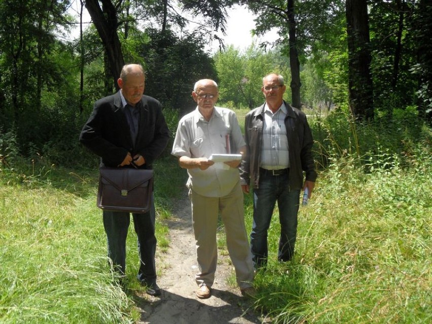 W miejscu, w którym stoją członkowie rady osiedlowej,...