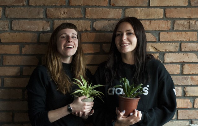 Od lewej Monika Turzyma-Patocka i Milena Banaszewska - pomysłodawczynie “Schroniska dla roślin”