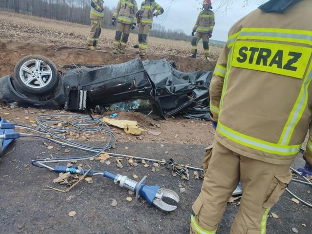 Kierowcę bmw do szpitala przetransportowano śmigłowcem