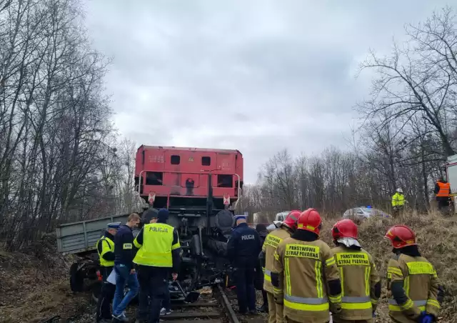 W Chwałowicach pociąg zderzył się z traktorem. Zginął kierowca. Zobaczcie zdjęcia