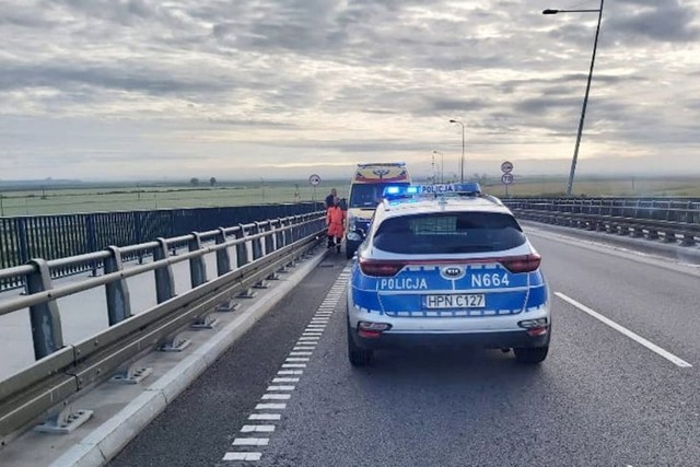 Policjanci z Wydziału Ruchu Drogowego KPP Kwidzyn uratowali życie 33-letniemu mężczyźnie, który zamierzał skoczyć z mostu