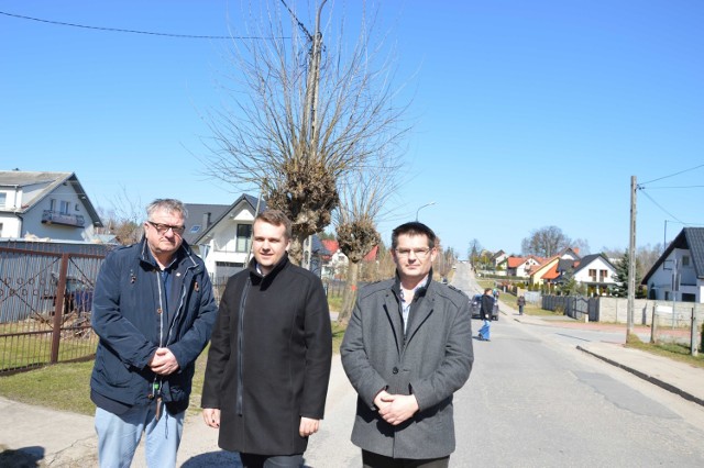 Przekazanie placu budowy. Grzegorz Adamus, wiceprezes Budromostu, prezydent Marek Materek oraz Arkadiusz Przygoda, kierownik budowy.