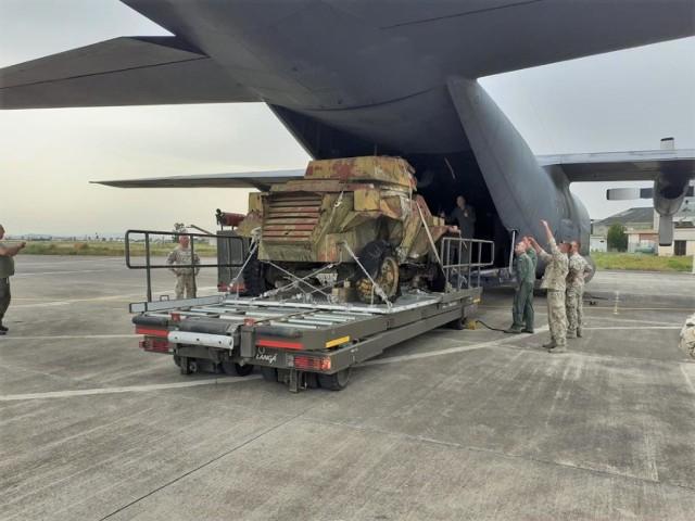 Żołnierze 10. Opolskiej Brygady Logistycznej przygotowali transport do Polski zabytkowego pojazdu wojskowego. Przyleciał on na pokładzie samolotu Hercules C-130E.