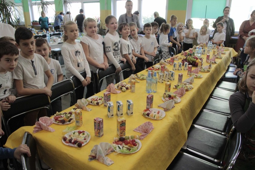 Dzieci w Szkole Podstawowej nr 3 w Złotowie przygotowywały kanapki pod hasłem - Śniadanie ma moc
