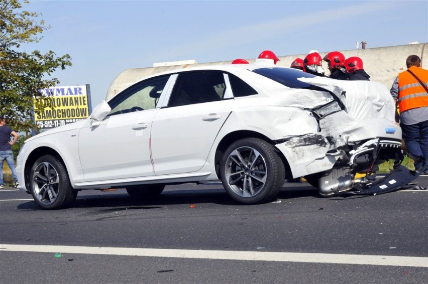 Krajowa "5". Kolizja 3 aut. Z lawety spadło nowe audi