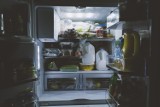 Co i gdzie trzymać w lodówce? O tym pamiętaj, przechowując żywność