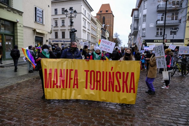 W sobotę (13.03) odbyła się Manifa Toruńska 2021, tym razem pod hasłem "Aborcja jest nasza". Uczestnicy i uczestniczki wydarzenia spotkali się o godz. 15 pod pomnikiem Mikołaja Kopernika w Toruniu, a następnie ruszyli w miasto, aby znów zawalczyć o swoje prawa. Zobaczcie zdjęcia z tego wydarzenia.