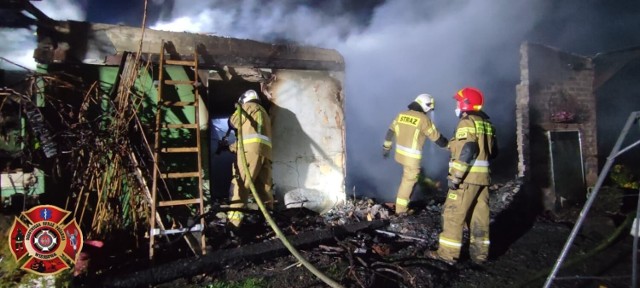 W gaszeniu pożaru na ROD "Zacisze" w Zabrzu brało udział 8 zastępów straży pożarnej.