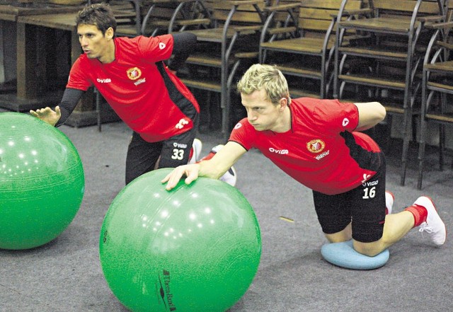 Dudu i Adrian Budka podczas treningów z dużymi piłkami