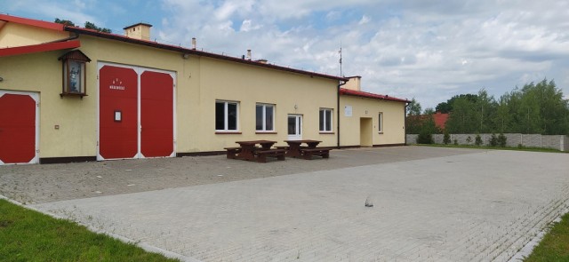 Jedną z inwestycji wykonanych w ostatnim czasie w gminie Dębowa Łąka jest położenie kostki wokół remizy strażackiej w Niedźwiedziu