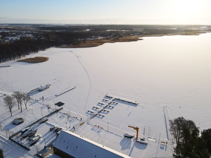 Zima 2021 w gminie Darłowo. Jezioro Bukowo skute lodem [zdjęcia]