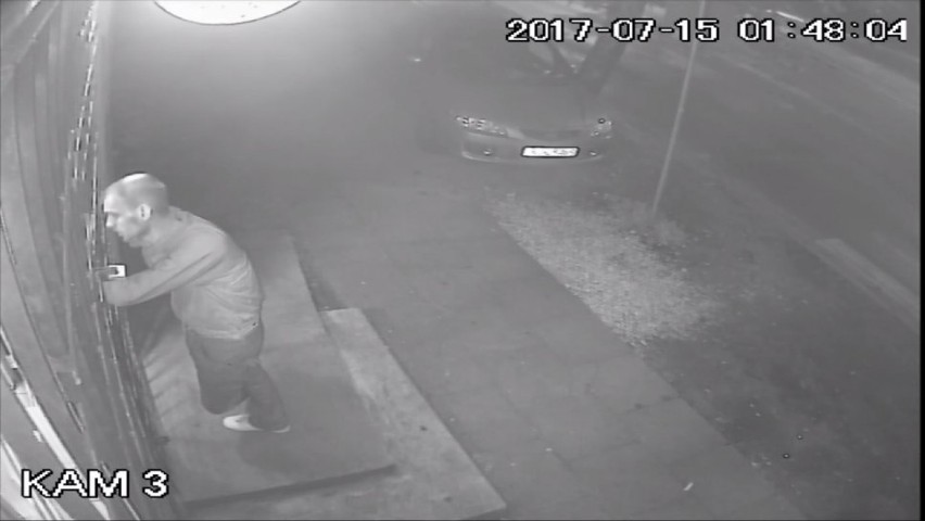 Czeladź: policja szuka tego mężczyzny. Próbował płacić kradzioną kartą